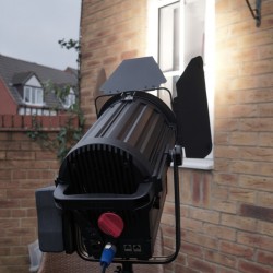 Rayzr 7 Premium Pack Fresnel LED DAYLIGHT de 7 pulgadas de 300W con maleta y barn doors